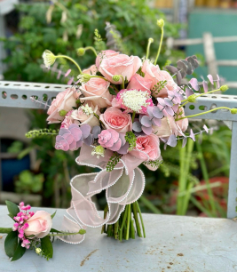 HOA CẦM TAY CÔ DÂU HỒNG TRẮNG