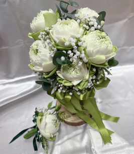 HOA SEN CÔ DÂU CẦM TAY