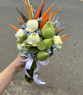 HOA CẦM TAY CÔ DÂU HOA SEN